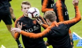 荷兰国家队队长爆料新闻,荷兰队长曝惊天转会内幕！